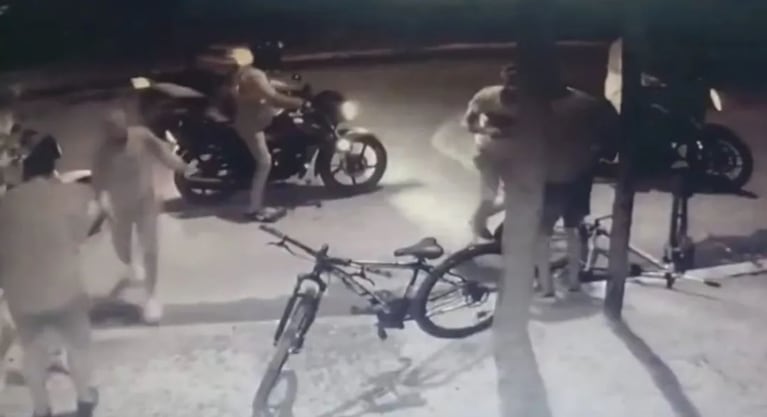 El grupo de delincuentes interceptó a los jóvenes que charlaban en la vereda.