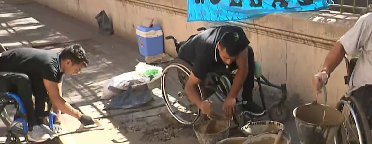 El grupo decidió arreglar la vereda para poder transitar.