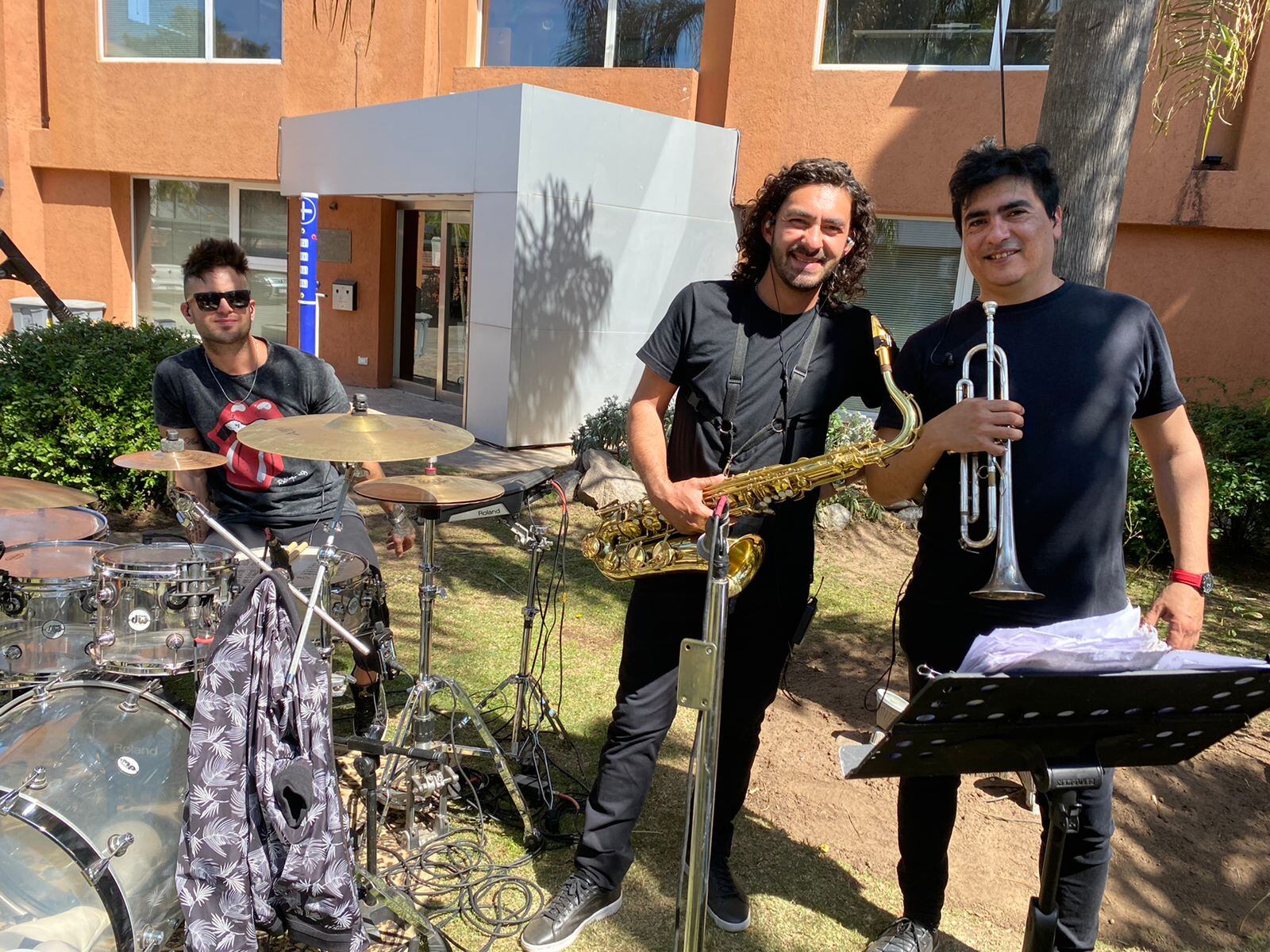 El grupo dio un mini show en vivo en los jardínes de El Doce. Foto: Dahy Terradas.