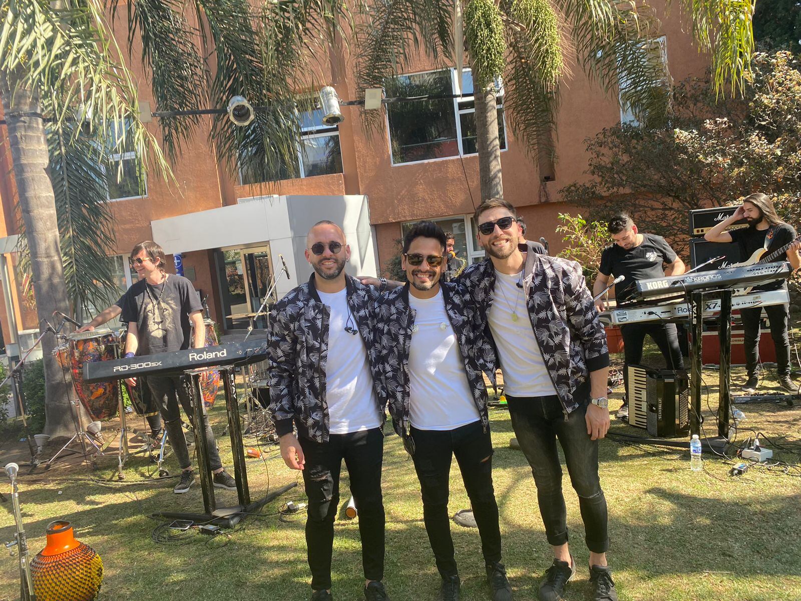 El grupo dio un mini show en vivo en los jardínes de El Doce. Foto: Dahy Terradas.