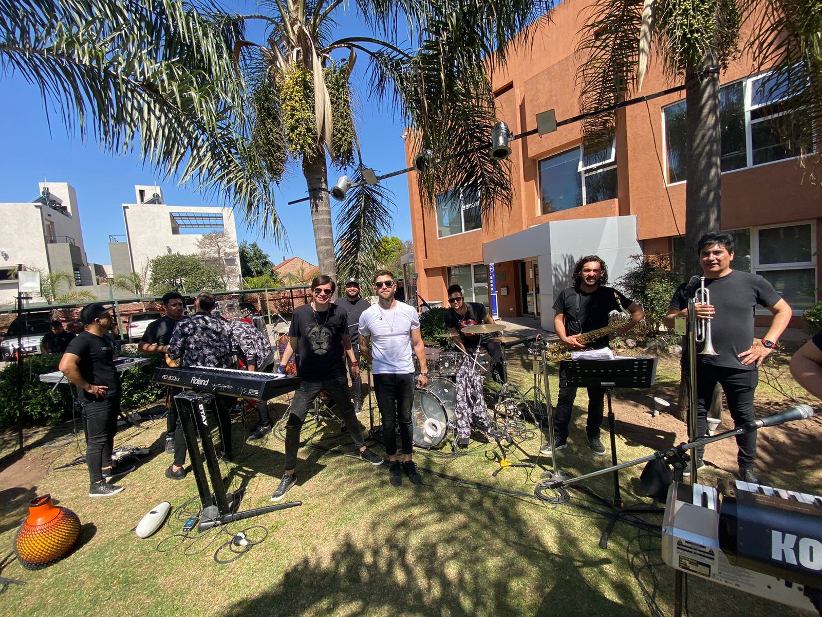 El grupo dio un mini show en vivo en los jardínes de El Doce. Foto: Dahy Terradas.
