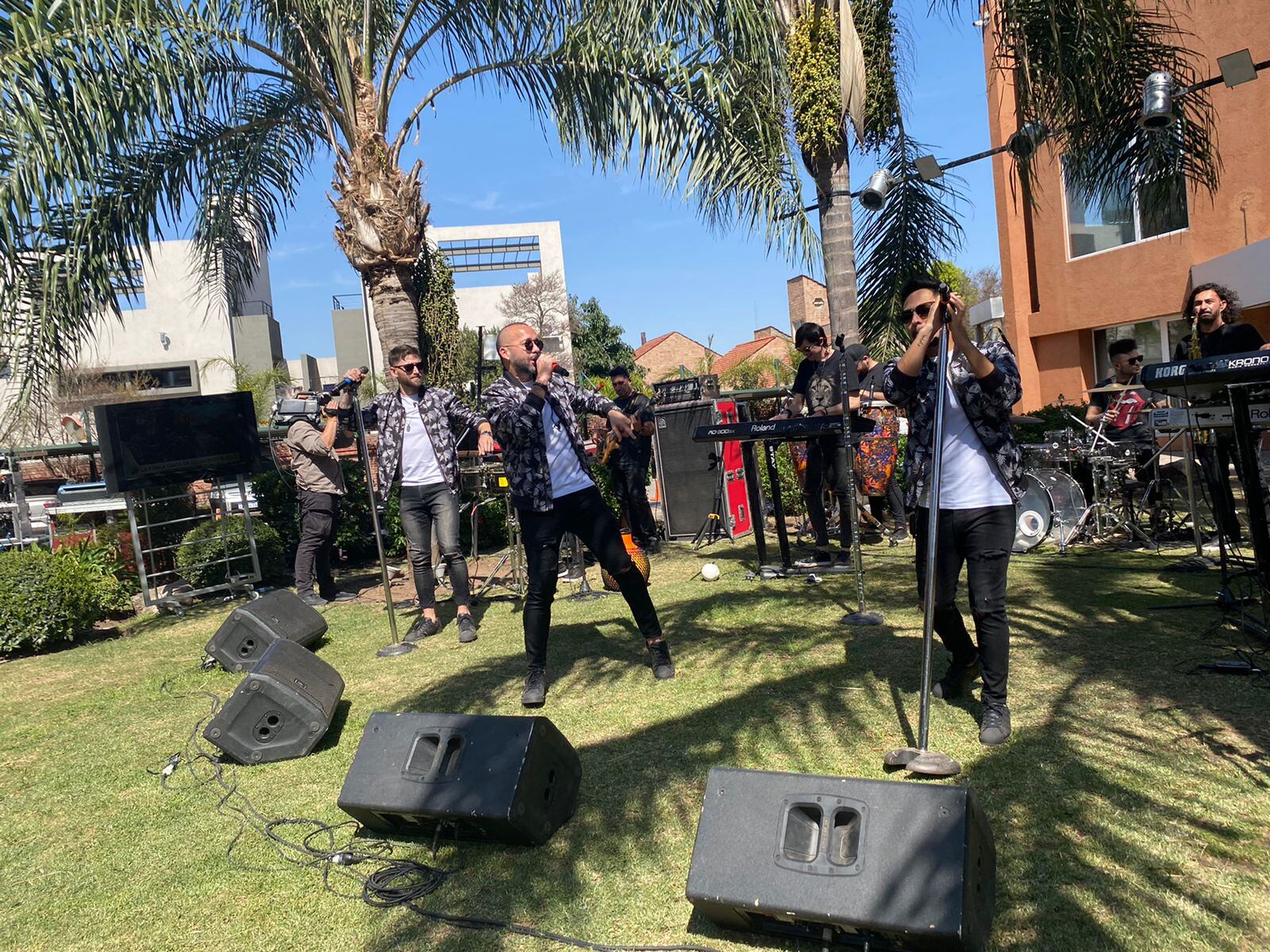 El grupo dio un mini show en vivo en los jardínes de El Doce. Foto: Dahy Terradas.