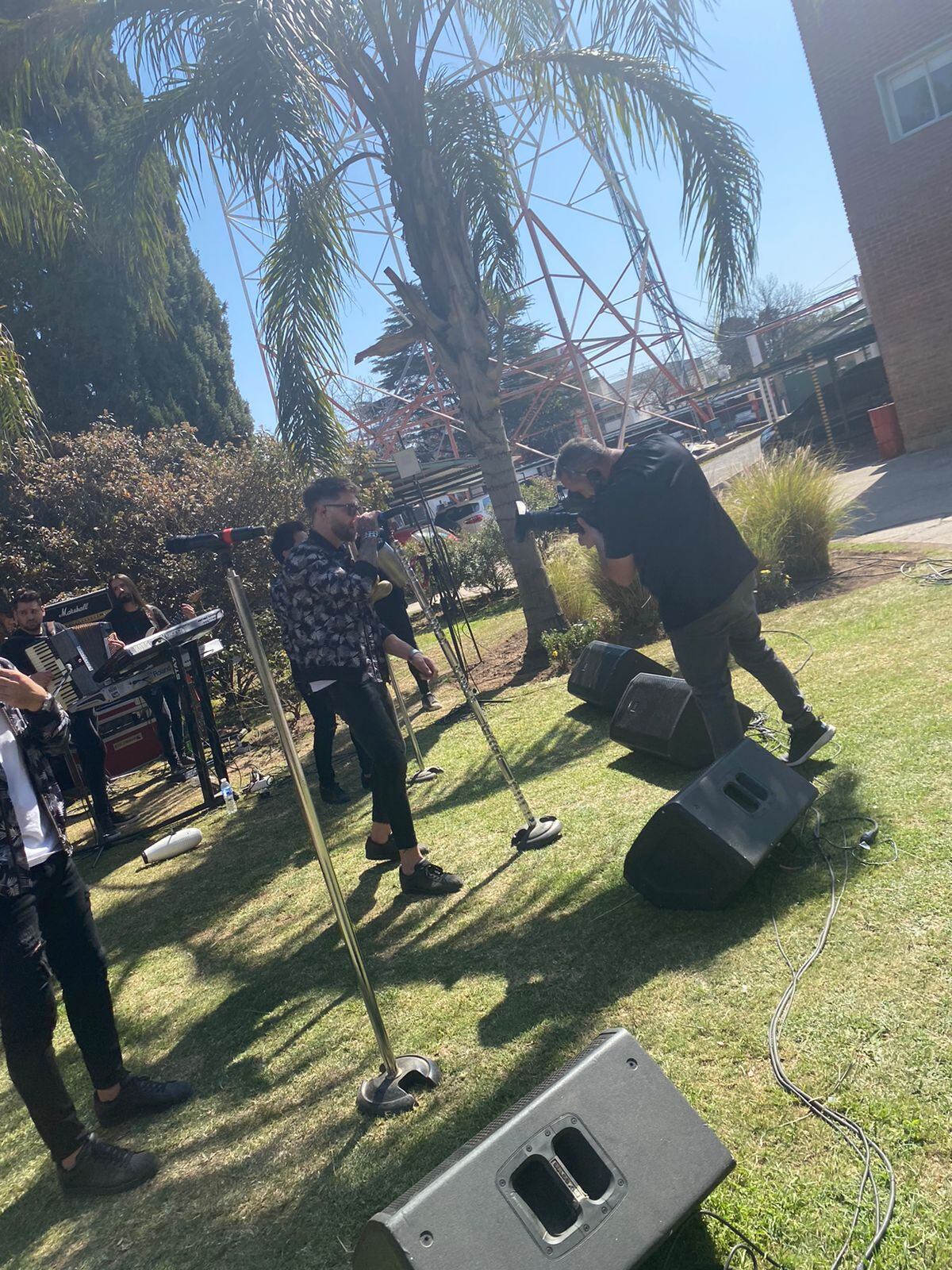 El grupo dio un mini show en vivo en los jardínes de El Doce. Foto: Dahy Terradas.