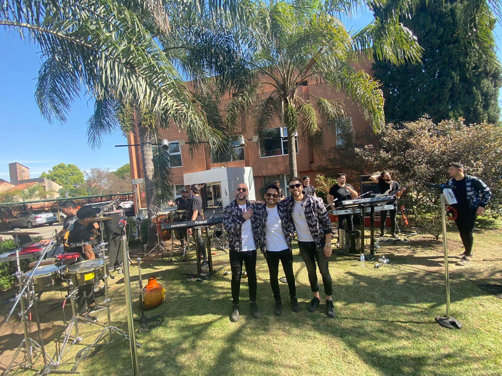 El grupo dio un mini show en vivo en los jardínes de El Doce. Foto: Dahy Terradas.