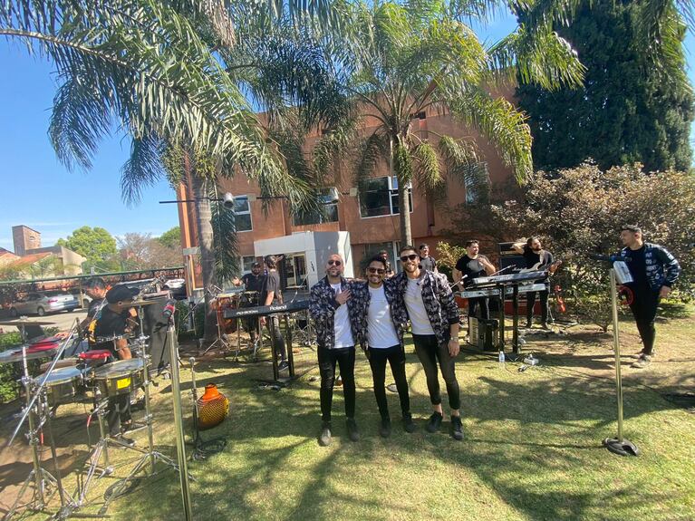 El grupo dio un mini show en vivo en los jardínes de El Doce. Foto: Dahy Terradas.