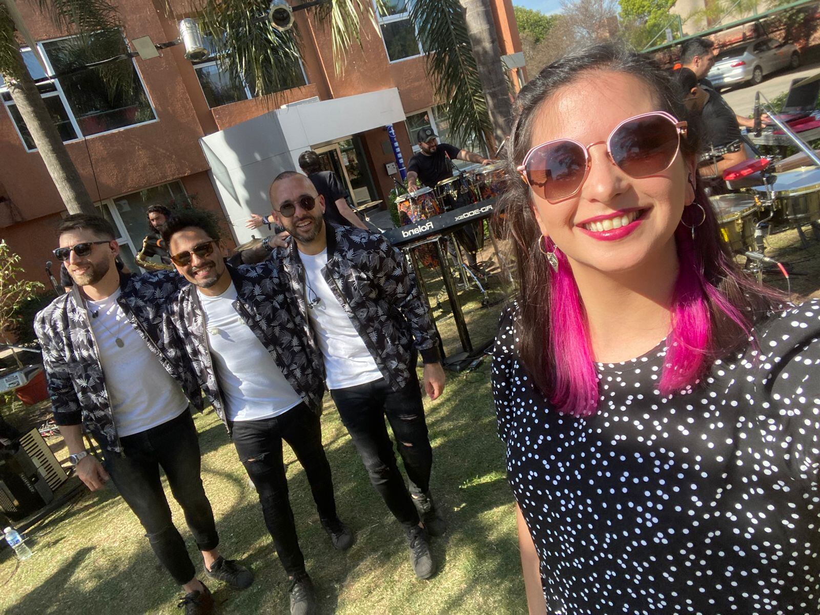 El grupo dio un mini show en vivo en los jardínes de El Doce. Foto: Dahy Terradas.