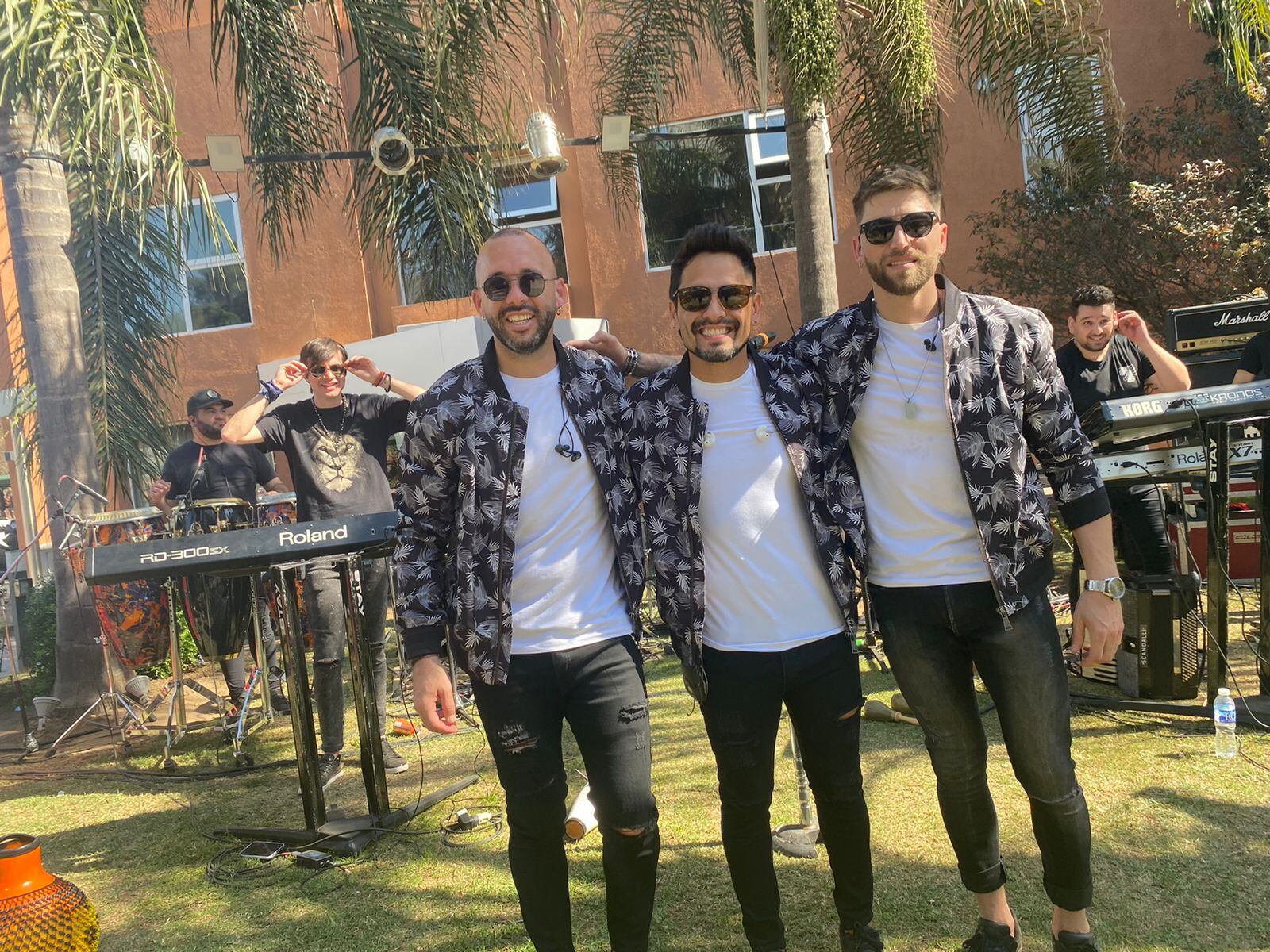 El grupo dio un mini show en vivo en los jardínes de El Doce. Foto: Dahy Terradas.