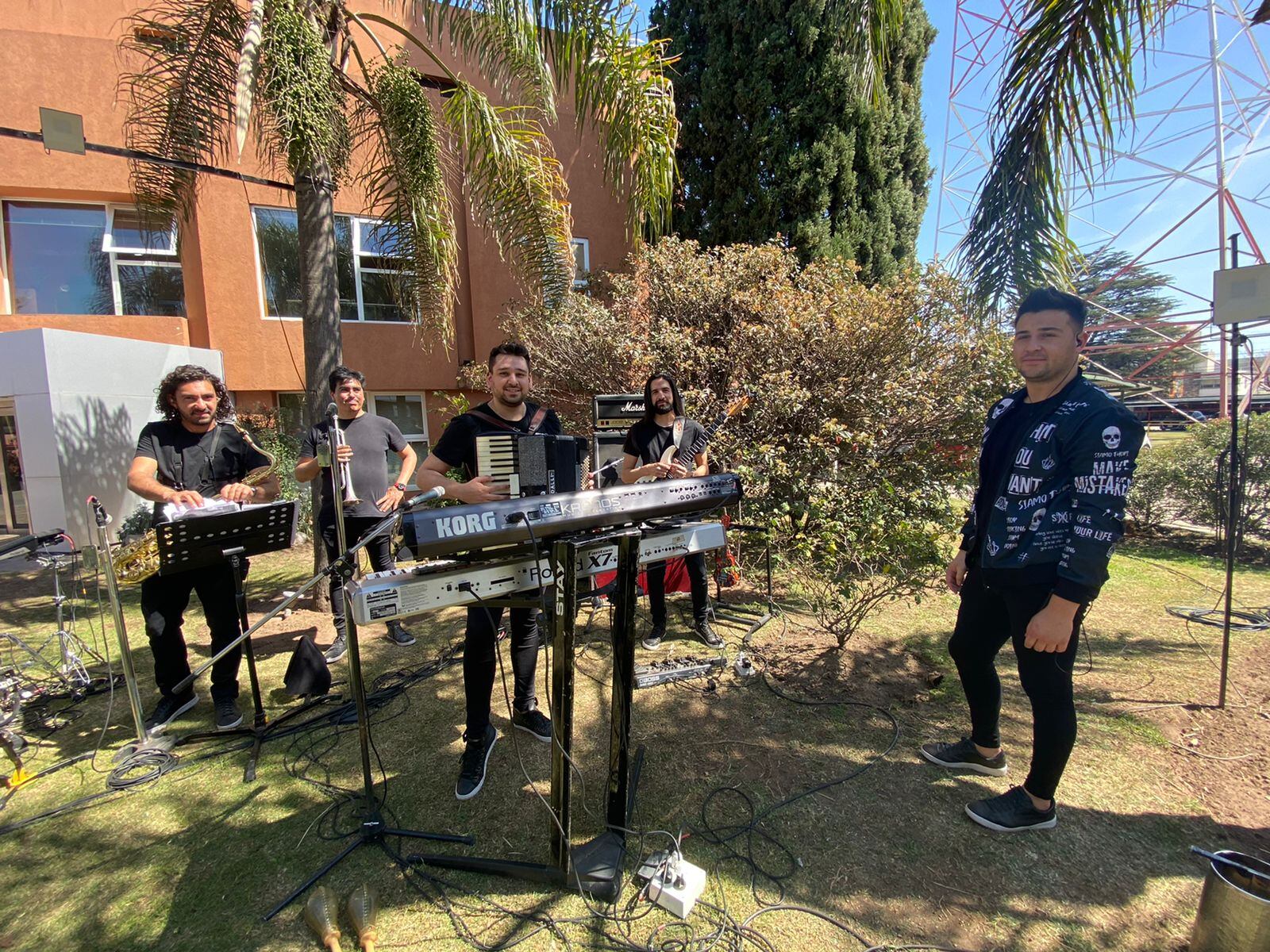 El grupo dio un mini show en vivo en los jardínes de El Doce. Foto: Dahy Terradas.