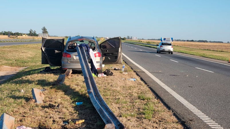 El guardarraíl atravesó el auto al medio.