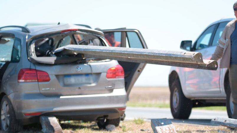 El guardarraíl atravesó el auto de punta a punta. Foto: Lucio Casalla/El Doce.