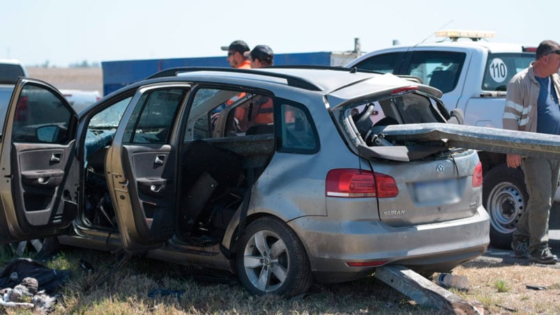 El guardarraíl atravesó el auto de punta a punta. Foto: Lucio Casalla/El Doce.