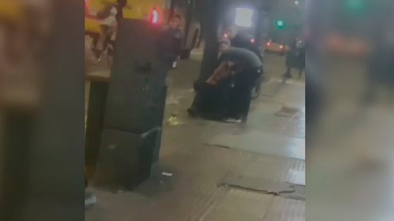 El guardia cayó seco al piso y tuvo que ser internado.