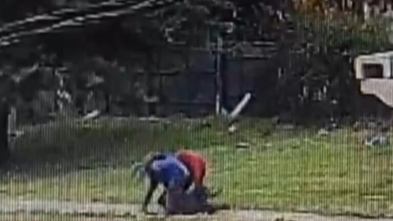El guardia fue atacado con golpes de puño y patadas.
