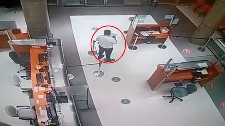 El guardia que protagonizó la secuencia quedó apartado de su cargo.