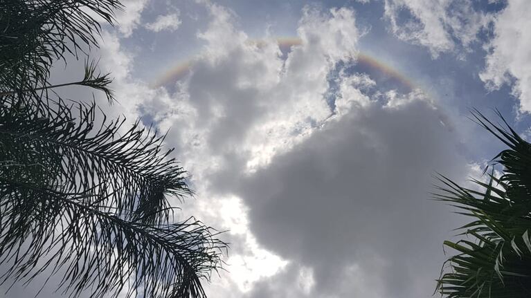 El halo solar se filtró entre las nubes.