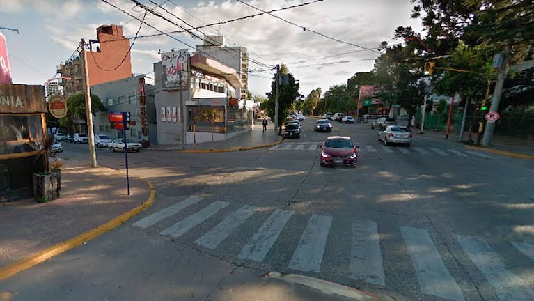 El hecho ocurrió a pocos metros de la avenida Libertad, una las principales de Carlos Paz. (Google Maps)