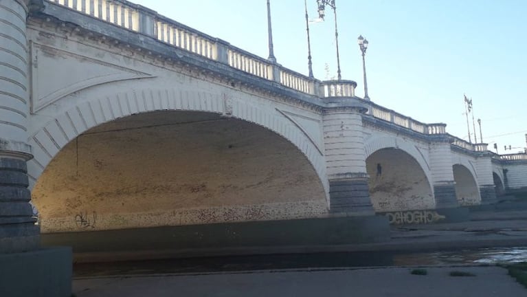 El hecho ocurrió en el puente Centenario de Córdoba.