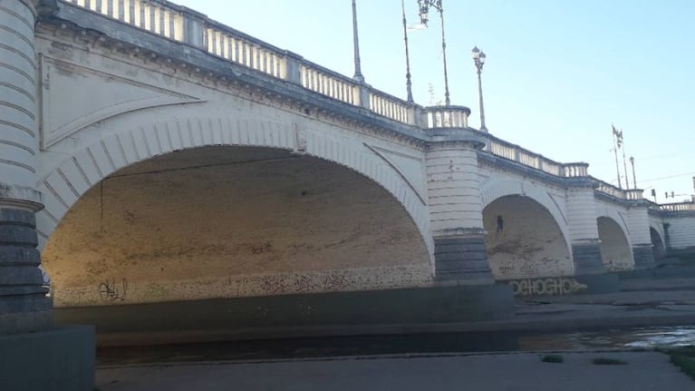 El hecho ocurrió en el puente Centenario de Córdoba.