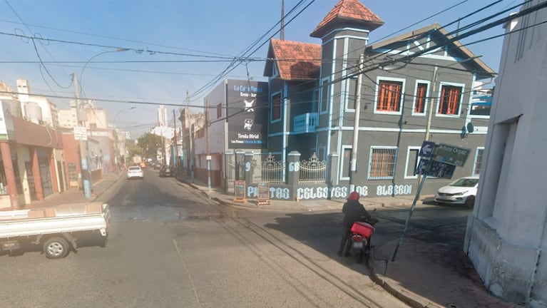 El hecho ocurrió en la tienda regenteada por barrabravas de Belgrano, frente al Gigante de Alberdi.