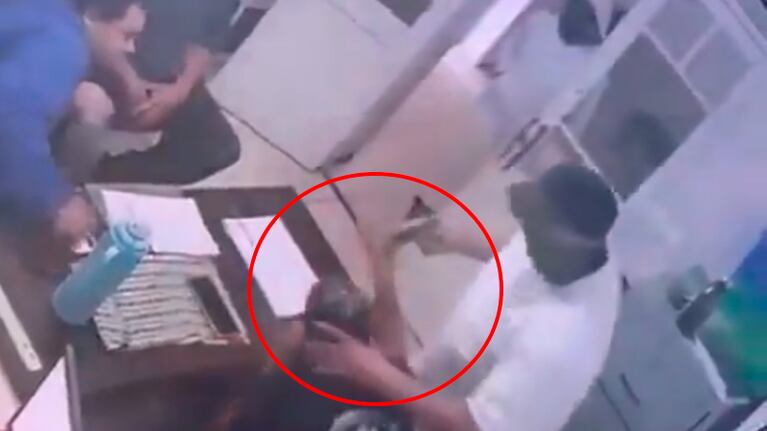El hecho quedó grabado por las cámaras de seguridad.