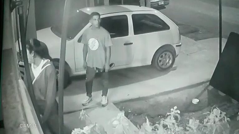 El hecho quedó registrado por las cámaras de seguridad de la zona.