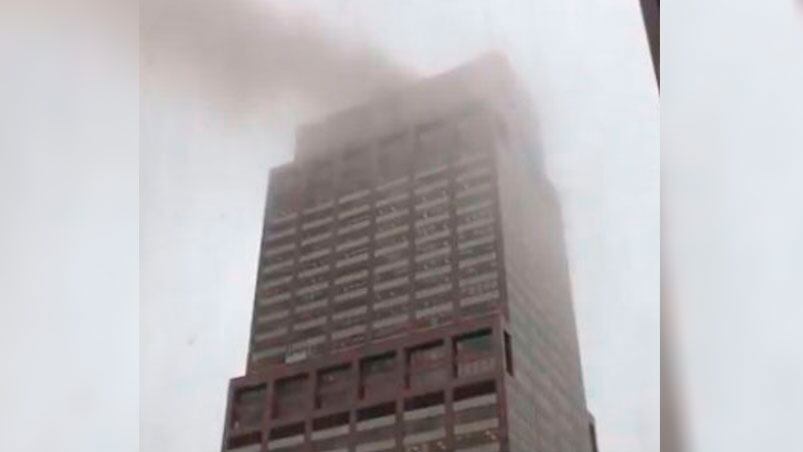 El helicóptero impactó sobre un edificio ubicado en la avenida 7 en Manhattan. Foto: Twitter