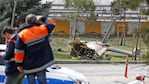 El helicóptero se partió en pedazos al caer sobre la ruta. Fotos: Reuters y AP.