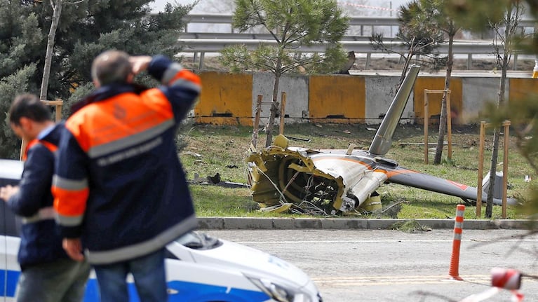 El helicóptero se partió en pedazos al caer sobre la ruta. Fotos: Reuters y AP.