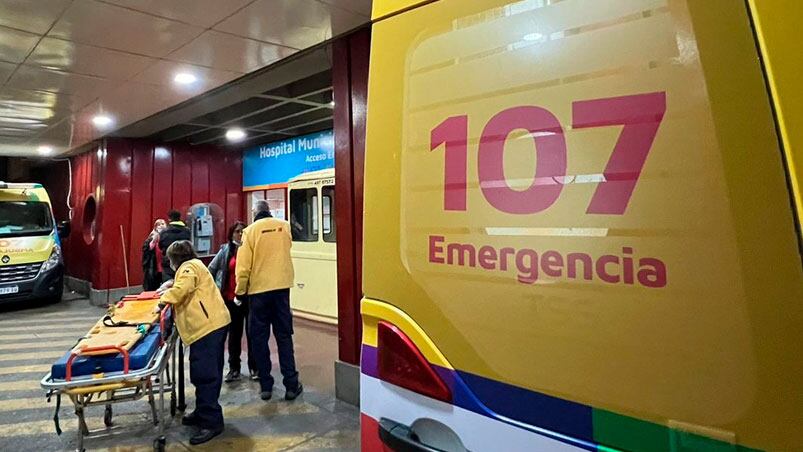 El herido de 28 años está internado grave en el Hospital de Urgencias.