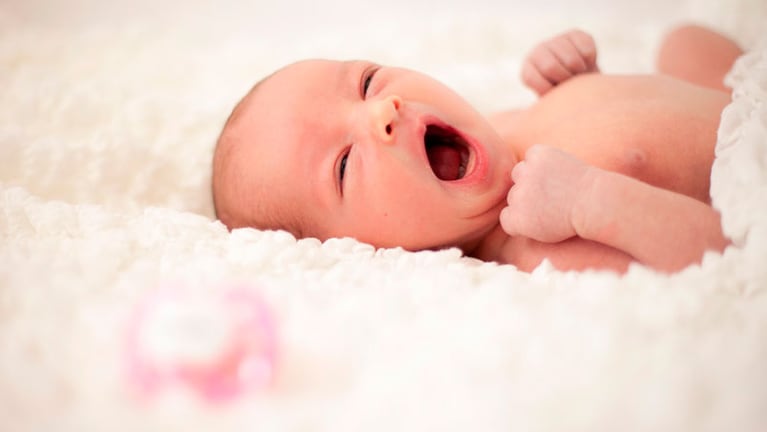 El hermoso momento del bostezo de un bebé recién nacido. 