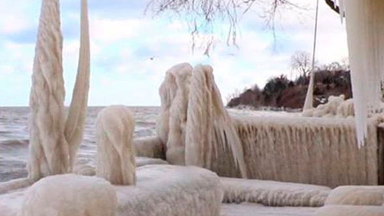 El hielo cambió el aspecto de una casa, en la cosa del Lago de Ontario.