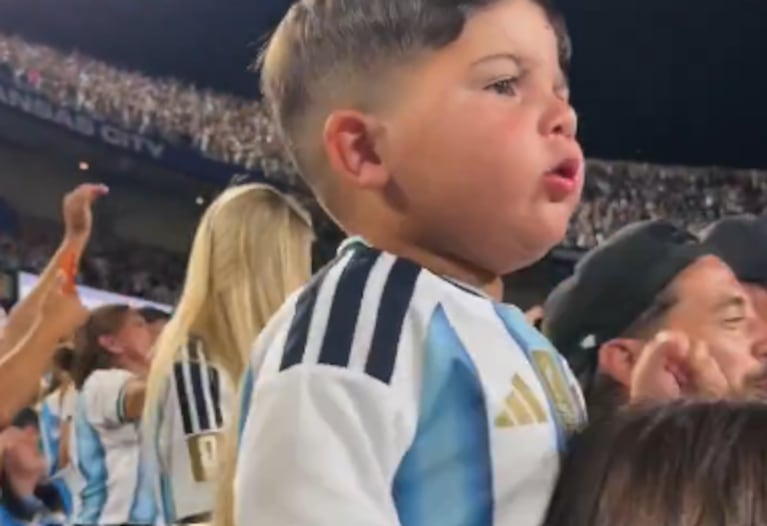 El hijo de Enzo, el hincha más tierno de la Scaloneta.