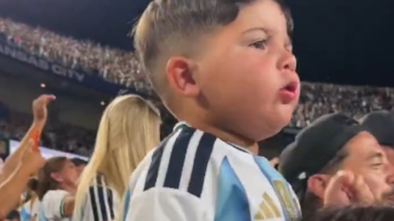 El hijo de Enzo, el hincha más tierno de la Scaloneta.