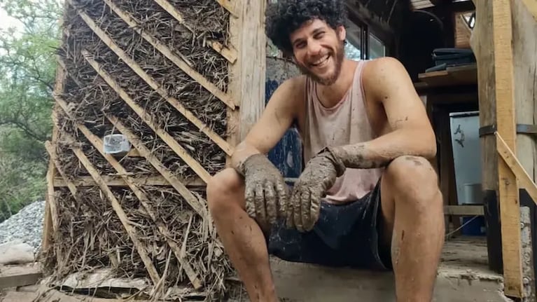 El hijo "hippie" de Julián Weich hizo una casa bio-sustentable en Traslasierra .