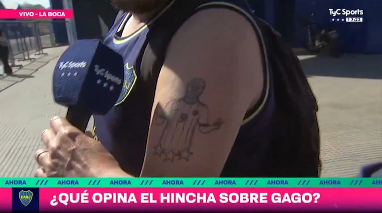 El hincha de Boca mostró orgulloso el tatuaje que se había hecho sobre la exfigura del Millonario. (Captura: TyC Sports)