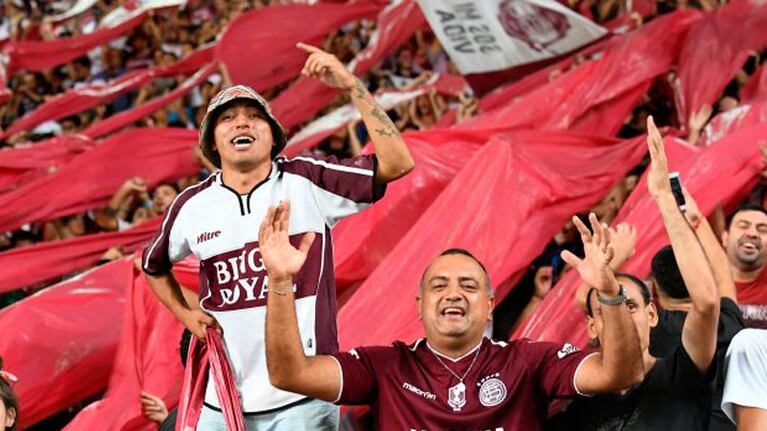 El hincha granate desató toda su alegría en paños menores.