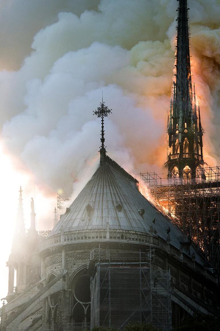 El histórico monumento de París quedó envuelto en llamas.