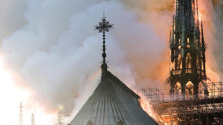 El histórico monumento de París quedó envuelto en llamas.