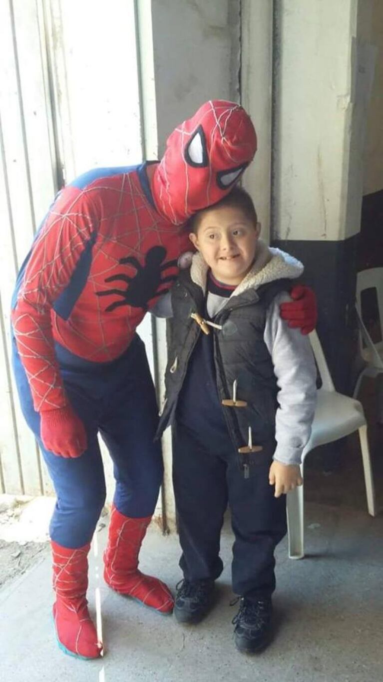 El hombre araña está en Córdoba y es solidario