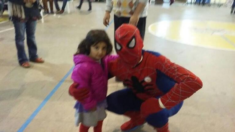 El hombre araña está en Córdoba y es solidario