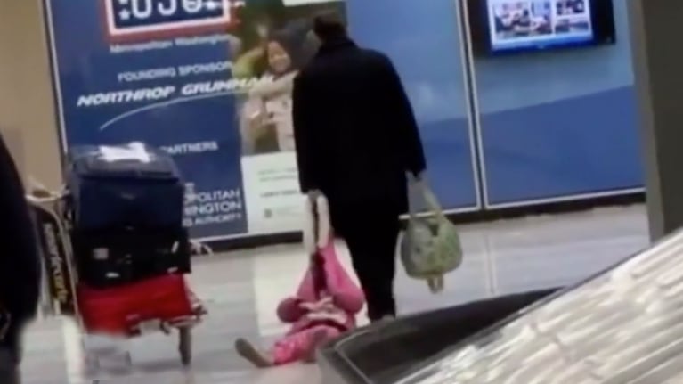 El hombre arrastrando a su hija en aeropuerto de EEUU. 