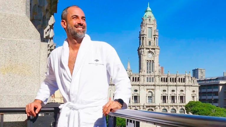 El hombre asegura que sus vacaciones son en su casa.