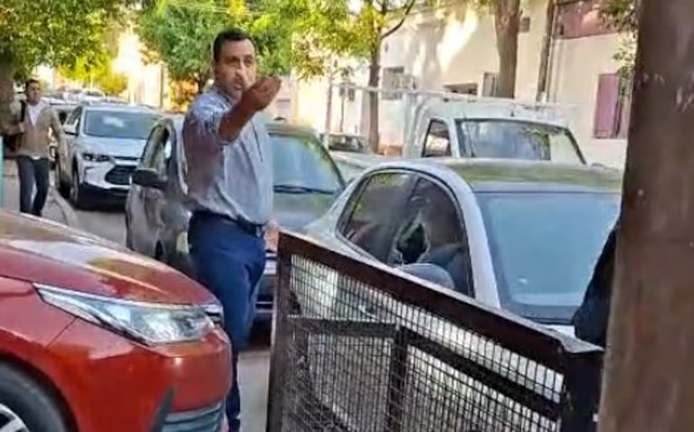 El hombre atacó el vidrio del auto por bronca.