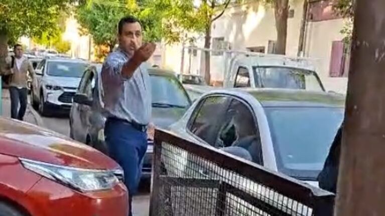 El hombre atacó el vidrio del auto por bronca.