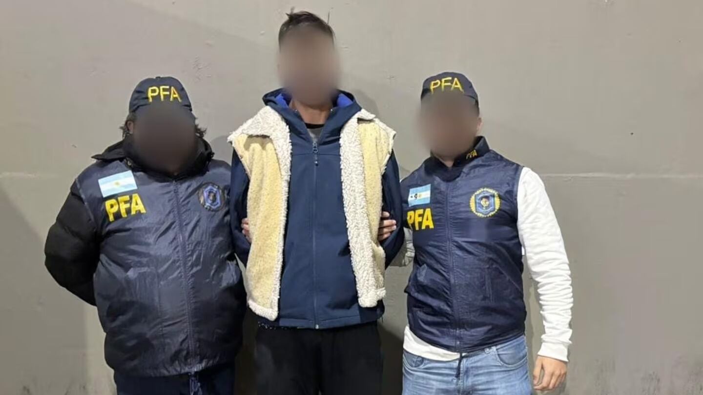El hombre bajó del colectivo y fue detenido de inmediato.