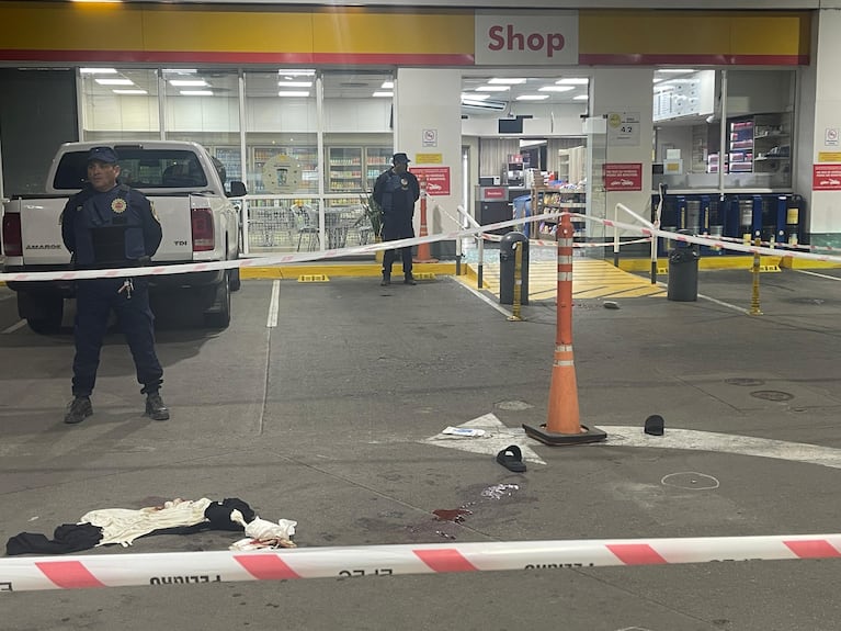 El hombre baleado cayó herido en la playa.