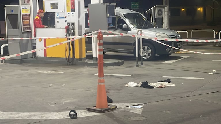 El hombre baleado cayó herido en la playa.