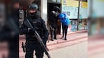 El hombre cayó en local comercial de la localidad. 