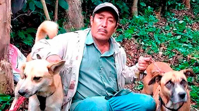 El hombre condenado y sus dos perros.