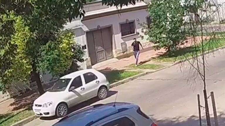 El hombre corrió al vehículo y huyó.